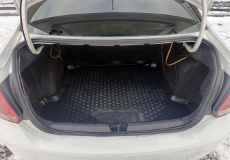 Подержанный автомобиль Volkswagen Polo Sedan 2011 года (12 фото)