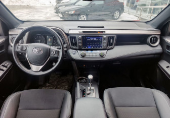 Подержанный автомобиль Toyota RAV4 2016 года (14 фото)