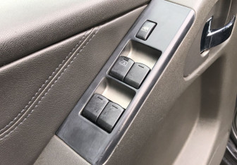 Подержанный автомобиль Nissan Navara (Frontier) 2006 года (14 фото)