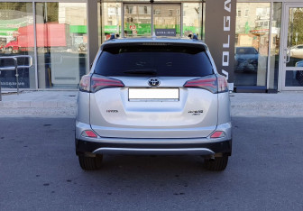 Подержанный автомобиль Toyota RAV4 2015 года (6 фото)