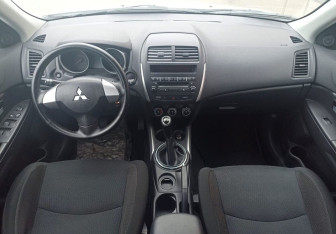 Подержанный автомобиль Mitsubishi ASX 2011 года (15 фото)