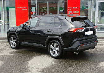 Подержанный автомобиль Toyota RAV4 2020 года (7 фото)