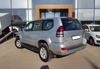Подержанный автомобиль Toyota Land Cruiser Prado 2003 года (7 фото)