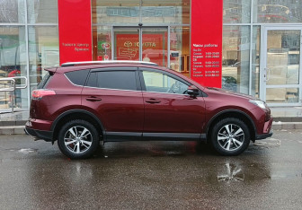 Подержанный автомобиль Toyota RAV4 2017 года (4 фото)