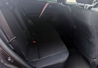Подержанный автомобиль Toyota RAV4 2016 года (16 фото)