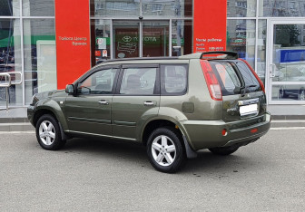 Подержанный автомобиль Nissan X-Trail 2004 года (7 фото)