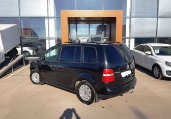 Подержанный автомобиль Volkswagen Touran 2004 года (7 фото)