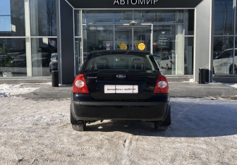 Подержанный автомобиль Ford Focus Sedan 2005 года (6 фото)