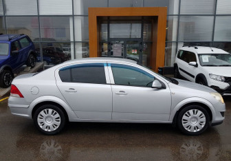 Подержанный автомобиль Opel Astra Sedan 2010 года (4 фото)