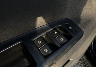 Подержанный автомобиль Volkswagen Polo Hatchback 2003 года (13 фото)