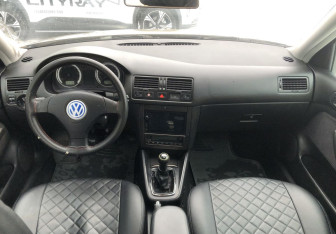 Подержанный автомобиль Volkswagen Bora Sedan 2002 года (10 фото)