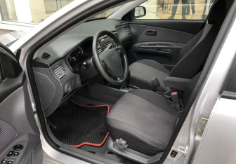 Подержанный автомобиль Kia Rio Hatchback 2009 года (9 фото)