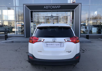 Подержанный автомобиль Toyota RAV4 2013 года (6 фото)