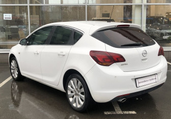 Подержанный автомобиль Opel Astra Hatchback 2011 года (7 фото)