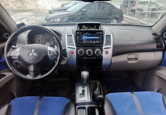 Подержанный автомобиль Mitsubishi Pajero Sport 2014 года (15 фото)