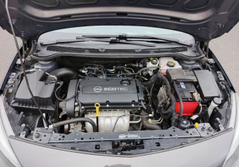 Подержанный автомобиль Opel Astra Sedan 2013 года (11 фото)