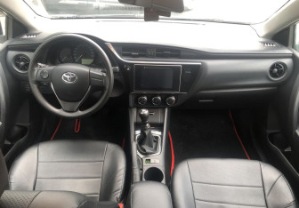 Подержанный автомобиль Toyota Corolla Sedan 2018 года (10 фото)