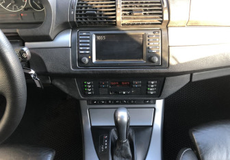 Подержанный автомобиль BMW X5 2006 года (14 фото)