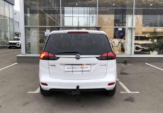 Подержанный автомобиль Opel Zafira Compactvan 2015 года (6 фото)