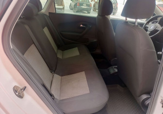 Подержанный автомобиль Volkswagen Polo Sedan 2011 года (16 фото)