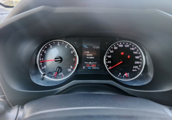 Подержанный автомобиль Toyota RAV4 2020 года (13 фото)