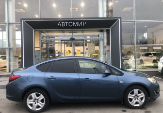 Подержанный автомобиль Opel Astra Sedan 2013 года (4 фото)