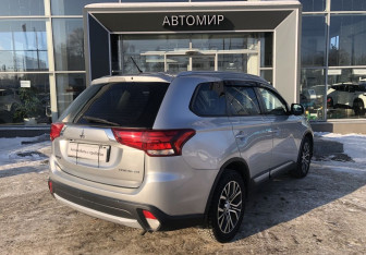 Подержанный автомобиль Mitsubishi Outlander 2015 года (5 фото)