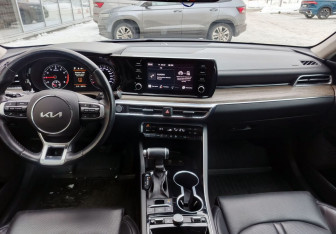 Подержанный автомобиль Kia K5 2022 года (15 фото)