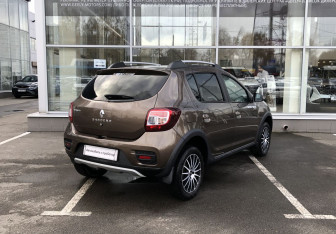 Подержанный автомобиль Renault Sandero 2019 года (7 фото)