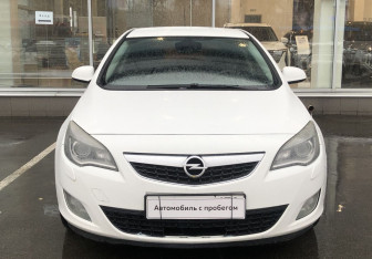 Подержанный автомобиль Opel Astra Hatchback 2011 года (2 фото)