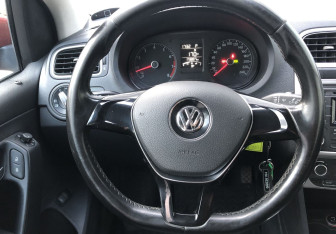 Подержанный автомобиль Volkswagen Polo Sedan 2015 года (12 фото)
