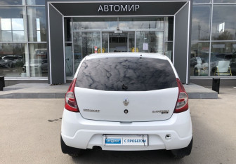 Подержанный автомобиль Renault Sandero 2013 года (6 фото)