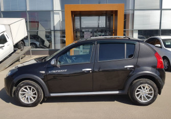 Подержанный автомобиль Renault Sandero 2011 года (8 фото)