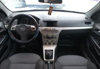 Подержанный автомобиль Opel Astra Sedan 2008 года (10 фото)