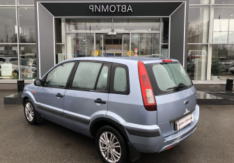 Подержанный автомобиль Ford Fusion 2006 года (5 фото)