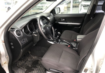 Подержанный автомобиль Suzuki Grand Vitara 2008 года (10 фото)