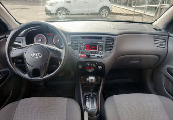 Подержанный автомобиль Kia Rio Hatchback 2011 года (15 фото)