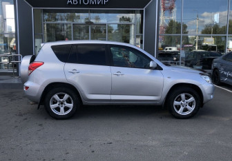 Подержанный автомобиль Toyota RAV4 2008 года (4 фото)