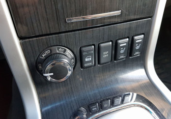 Подержанный автомобиль Nissan Pathfinder 2013 года (17 фото)