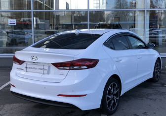 Подержанный автомобиль Hyundai Elantra Sedan 2018 года (5 фото)