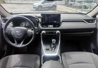 Подержанный автомобиль Toyota RAV4 2020 года (15 фото)