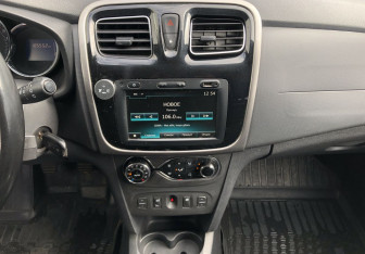 Подержанный автомобиль Renault Sandero 2018 года (12 фото)