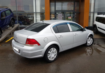 Подержанный автомобиль Opel Astra Sedan 2010 года (5 фото)