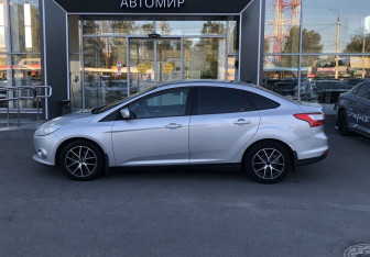 Подержанный автомобиль Ford Focus Sedan 2012 года (8 фото)