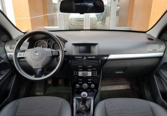 Подержанный автомобиль Opel Astra Sedan 2009 года (11 фото)