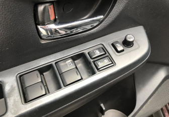 Подержанный автомобиль Subaru XV 2012 года (12 фото)