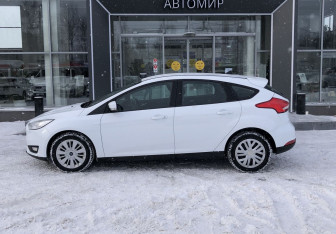 Подержанный автомобиль Ford Focus Hatchback 2017 года (8 фото)