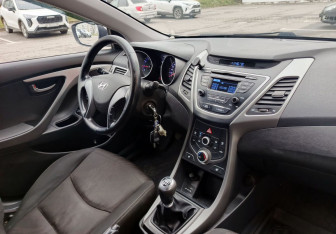 Подержанный автомобиль Hyundai Elantra Sedan 2015 года (14 фото)