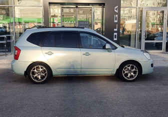 Подержанный автомобиль Kia Carens 2007 года (4 фото)