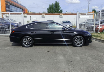Подержанный автомобиль Hyundai Sonata 2020 года (4 фото)
